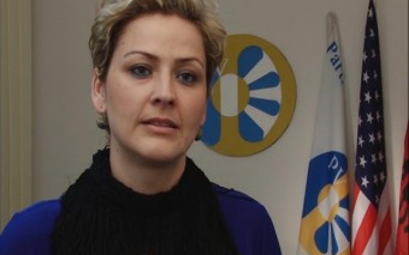 (Srpski) “Za građane je bolje da što više žena bude u politici” – kaže Ardita Sinani, nosilac liste PDD