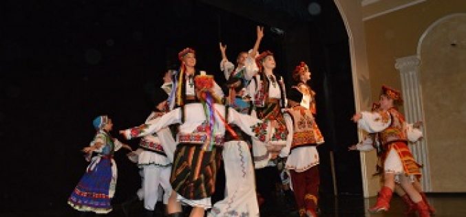 (Srpski) Folklorni ansambl iz Kanade održao koncert u Kuli