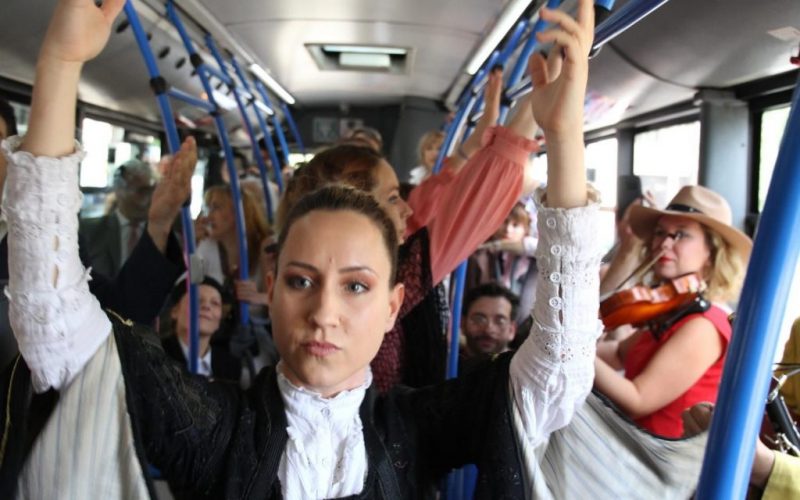 Ambasador Fabrici sa Beograđanima na predstavi odigranoj u gradskom autobusu