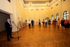 (Srpski) Otvorena humanitarna izložba „Poklon za budućnost“