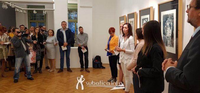 (Srpski) Dragana Milošević otvorila izložbu manjinskih zavoda u Vojvodini „Slikom zajedno“