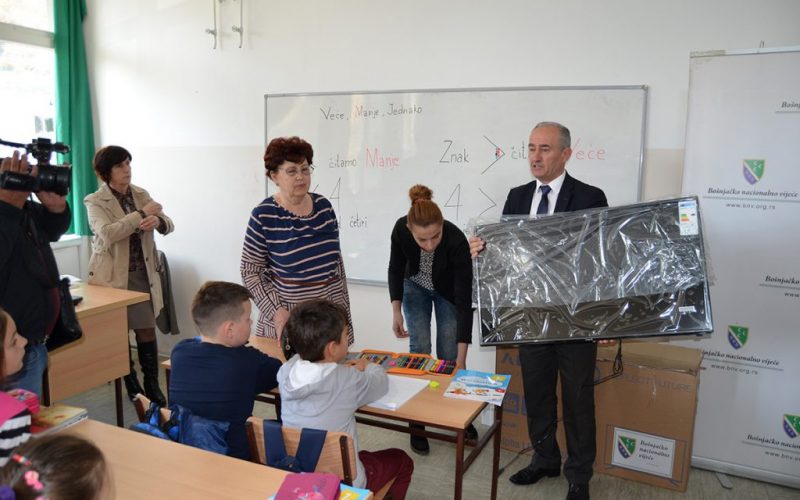 (Srpski) Donacija Bošnjačkog nacionalnog vijeća za osnovnu školu u Požegi