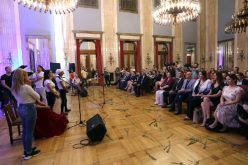 (Srpski) Vlada čini značajne korake u rešavanju problema Roma