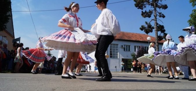 (Srpski) Festival „Tancuj, tancuj…“ – praznik za dušu u Gložanu